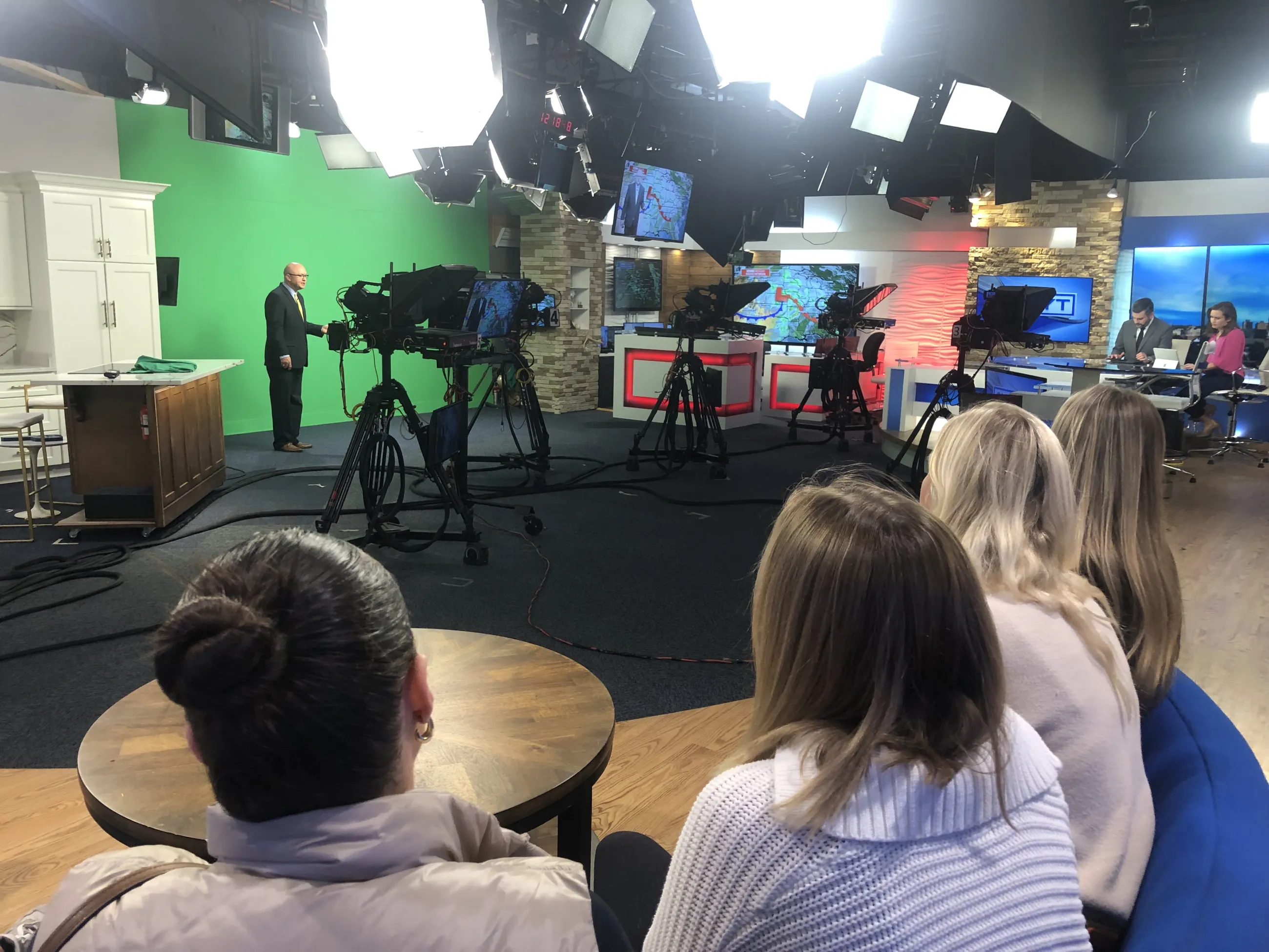 JOU 204 students watch noon WKYT newscast in studio