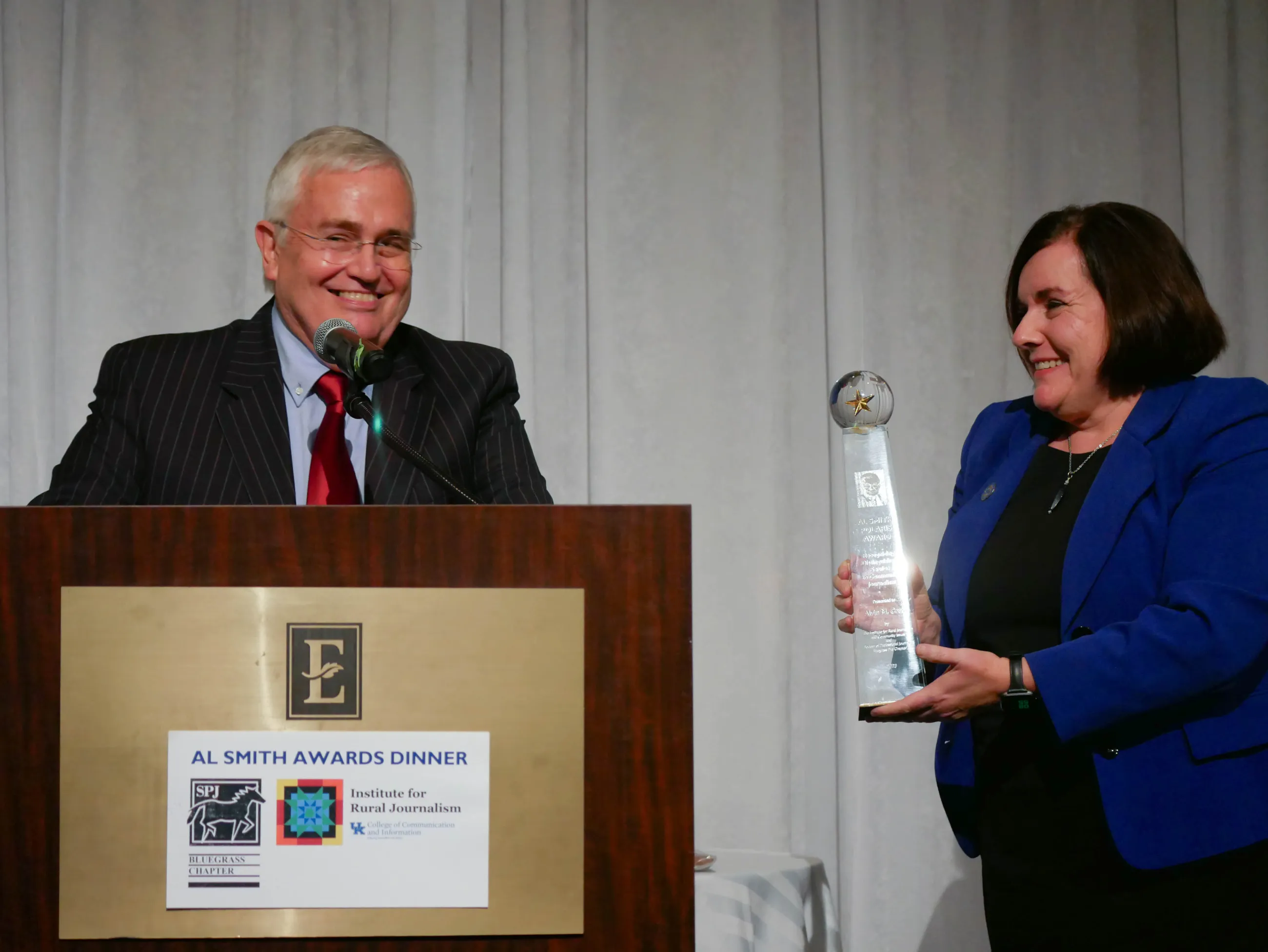 Dr. Jennifer Greer presenting the 2023 Polaris Award to Al Cross. (Photo by Sydney Turner, UK College of Communications)