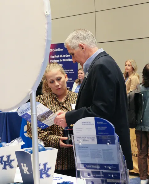 Alexandrea Shouse (left), Best First Impression Award winner, at the Fall 2023 CI Career and Internship Fair.