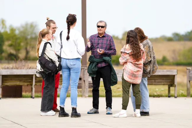 Pete Souza, former Chief White House Photographer for President’s Reagan and Obama, coaches members of his team at the Picture Kentucky Photojournalism Workshop in Frankfort, Ky., on Oct. 12, 2023. Photo by Carter Skaggs.