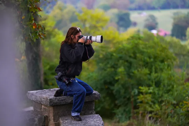 University of Kentucky journalism student Abbey Cutrer shoots photos of downtown Frankfort, Ky., at sunrise on Oct. 12, 2023 during the Picture Kentucky Photojournalism Workshop. Photo by Carter Skaggs.