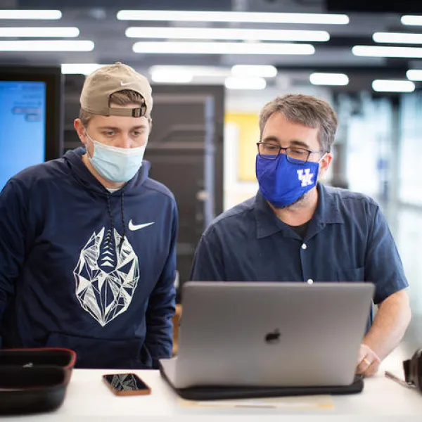 David Stephenson with a student from his VR class. Mark Cornelison | UK Photo.