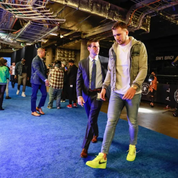 UK alumnus Scott Tomlin (left) with Dallas Mavericks player Luka Dončić. After almost two decades working with the Mavericks, Tomlin worked his way up from communications manager to vice president of basketball communications.