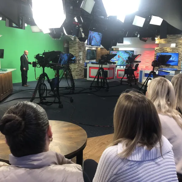 JOU 204 students watch noon WKYT newscast in studio